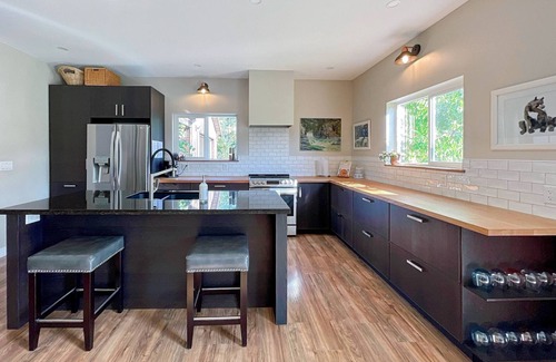 Campbell River Casa | Modern 3Bed Farmhouse with Hot Tub