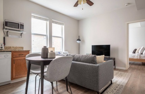 Adams Morgan Apartamento | Mod Dupont Circle 1BR nr. U Street, Metro & Glen’s Mkt by Blueground
