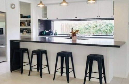 Rochedale Casa | Mod lux family home. 20m to Southbank & 30m to theme parks. A/C Pool Bball hoop