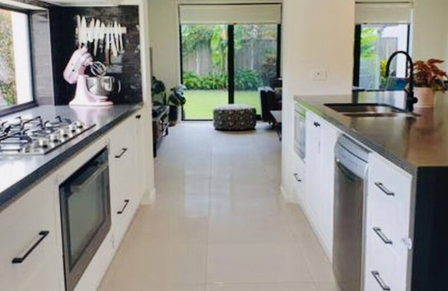 Rochedale Casa | Mod lux family home. 20m to Southbank & 30m to theme parks. A/C Pool Bball hoop