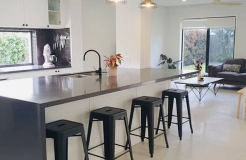Rochedale Casa | Mod lux family home. 20m to Southbank & 30m to theme parks. A/C Pool Bball hoop