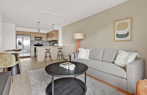 Near West Side Apartamento | Mod Medical District 1BR w/ W/D, Roof & Gym, nr Hospitals, by Blueground
