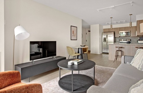 Near West Side Apartamento | Mod Medical District 1BR w/ W/D, Roof & Gym, nr Hospitals, by Blueground