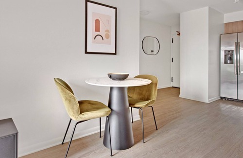 Near West Side Apartamento | Mod Medical District 1BR w/ W/D, Roof & Gym, nr Hospitals, by Blueground