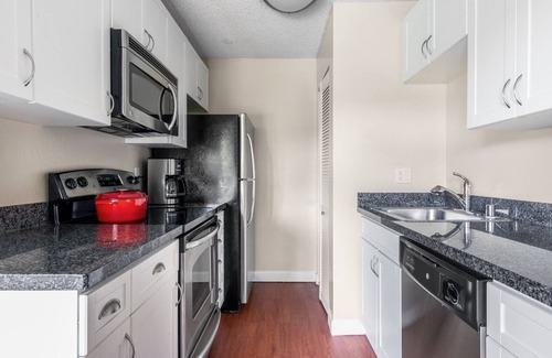 Cuernavaca Apartamento | Mod Mountain View 1BR w/ Pool, Gym, nr. Facebook & Apple by Blueground