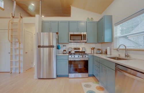 Larkspur Casa | Precios especiales! Elegante y moderno, nueva construcción, excelente ubicación: a pie del centro