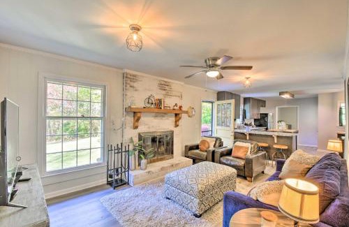 Oakwood Casa | Mod Stable House on 10 Acres, Walk to Lake!