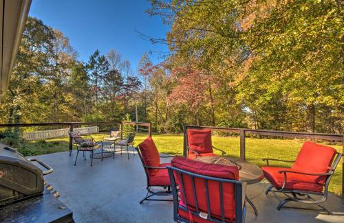 Oakwood Casa | Mod Stable House on 10 Acres, Walk to Lake!