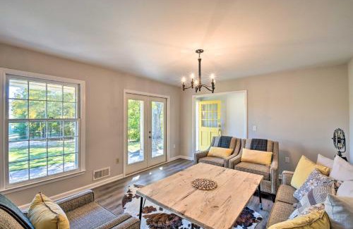 Oakwood Casa | Mod Stable House on 10 Acres, Walk to Lake!