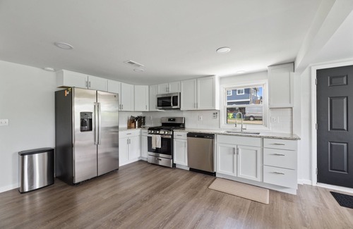 Oxbow Casa | Modern Mandon Retreat: All-Sports Lakefront, 4 Beds, Dock & Beach, Kayaks, Games