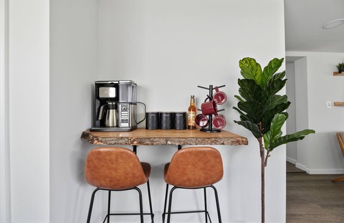 Oxbow Casa | Modern Mandon Retreat: All-Sports Lakefront, 4 Beds, Dock & Beach, Kayaks, Games