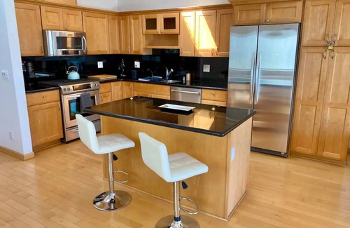 Fort MacArthur Casa | Mod2bd2ba ShowstoprViews. BBQ. Garage. HSR23-002993