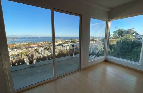 Fort MacArthur Casa | Mod2bd2ba ShowstoprViews. BBQ. Garage. HSR23-002993