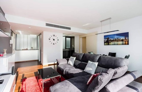 El Port Apartamento | Apartamento moderno y muy cómodo con todas las comodidades. Cerca de la Europa Fira Barcelona, a 15 minutos en metro/autobús del centro de Barcelona (Plaza Cataluña) y a 15 minutos del aeropuerto en coche. Ideal para familias, parejas o empresas.