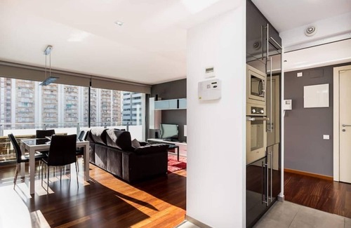 El Port Apartamento | Apartamento moderno y muy cómodo con todas las comodidades. Cerca de la Europa Fira Barcelona, a 15 minutos en metro/autobús del centro de Barcelona (Plaza Cataluña) y a 15 minutos del aeropuerto en coche. Ideal para familias, parejas o empresas.