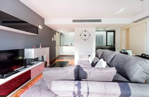 El Port Apartamento | Apartamento moderno y muy cómodo con todas las comodidades. Cerca de la Europa Fira Barcelona, a 15 minutos en metro/autobús del centro de Barcelona (Plaza Cataluña) y a 15 minutos del aeropuerto en coche. Ideal para familias, parejas o empresas.