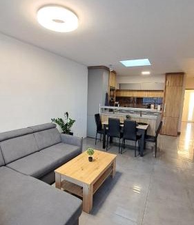 Slovensky Grob Apartamento | Moderný 3 izbový dom so záhradou a terasou blízko Bratislavy
