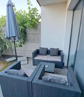 Slovensky Grob Apartamento | Moderný 3 izbový dom so záhradou a terasou blízko Bratislavy