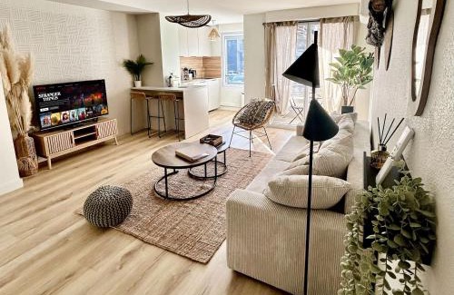 L'Isle-d'Abeau Apartamento | Modern 1 Bdr + Balcony + Free Parking + AC + Pool