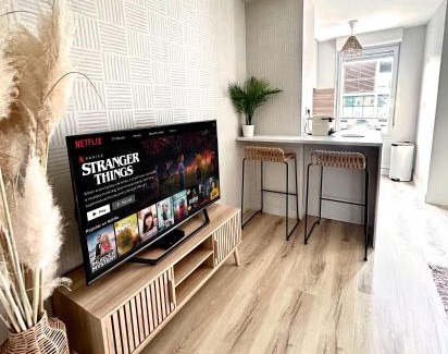L'Isle-d'Abeau Apartamento | Modern 1 Bdr + Balcony + Free Parking + AC + Pool