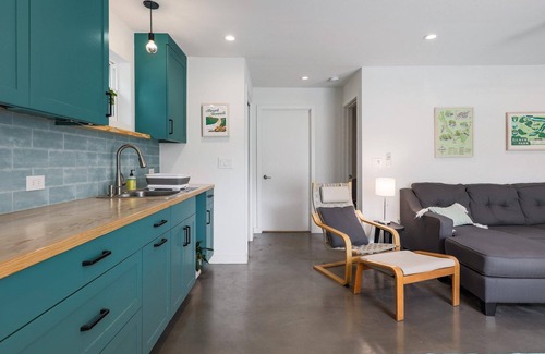 Barton Hills Apartamento | Modern 1-bed, kitchen, queen, TV, WiFi.