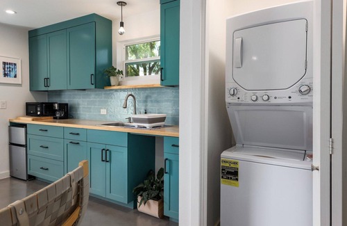 Barton Hills Apartamento | Modern 1-bed, kitchen, queen, TV, WiFi.