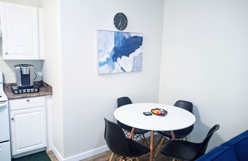 Regina Apartamento | Modern 1 bedroom apartment with garage in serene Habour Landing, Regina.