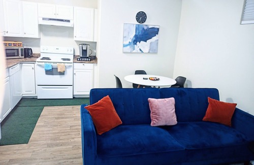 Regina Apartamento | Modern 1 bedroom apartment with garage in serene Habour Landing, Regina.