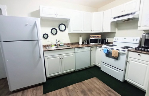 Regina Apartamento | Modern 1 bedroom apartment with garage in serene Habour Landing, Regina.