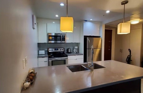 Downtown Calgary Apartamento | Modern 1 Bedroom condo with riverview in Calagry