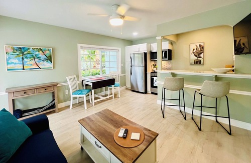 Lake Worth Apartamento | Modern 1 bedroom villa just five minutes to the beach!