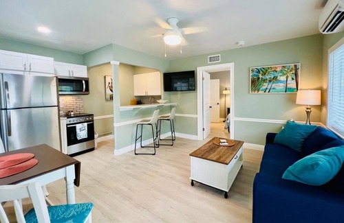 Lake Worth Apartamento | Modern 1 bedroom villa just five minutes to the beach!