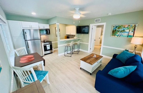 Lake Worth Apartamento | Modern 1 bedroom villa just five minutes to the beach!