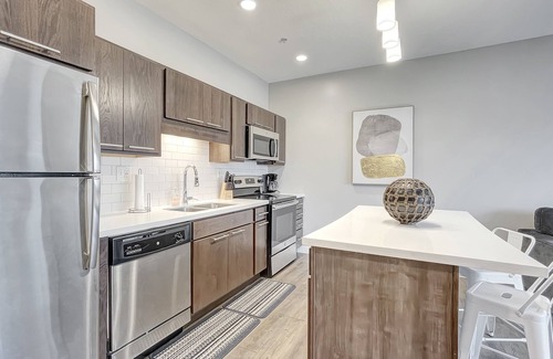 Downtown Des Moines Apartamento | Modern 1 BR Dwntwn Apt with Hot Tub