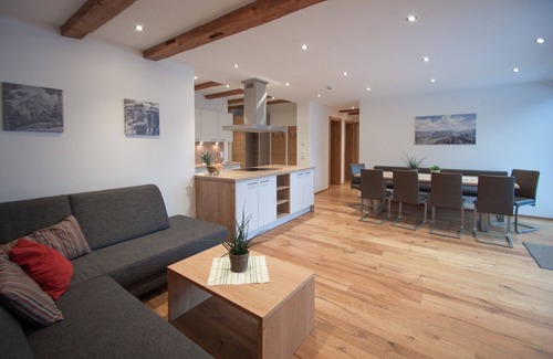 Bichlbach Apartamento | Apartamento moderno de 100 m², Gästehaus Sonne, lago de baño gratuito, a 100 metros de la estación de esquí.