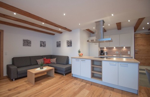 Bichlbach Apartamento | Apartamento moderno de 100 m², Gästehaus Sonne, lago de baño gratuito, a 100 metros de la estación de esquí.