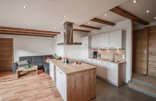 Bichlbach Apartamento | Apartamento moderno de 100 m², Gästehaus Sonne, lago de baño gratuito, a 100 metros de la estación de esquí.