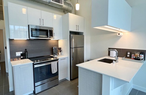 Historic Core Condominio | Modern 1BR/1BA Loft in DTLA w Rooftop pool, jacuzzi, and Cabanas - Free Parking!