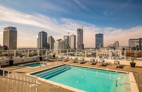 Historic Core Condominio | Modern 1BR/1BA Loft in DTLA w Rooftop pool, jacuzzi, and Cabanas - Free Parking!