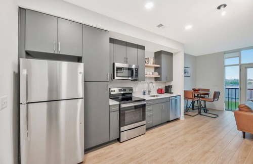 Wichita Apartamento | Modern 1BR APT in DT with Infinity Pool & Sauna
