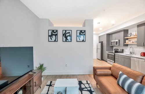 Wichita Apartamento | Modern 1BR APT in DT with Infinity Pool & Sauna