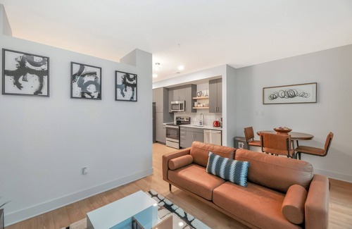Wichita Apartamento | Modern 1BR APT in DT with Infinity Pool & Sauna