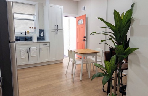 Washington Square West Apartamento | Modern 1BR in Central Philly Near Hospitals, Parks, WiFi + Housekeeping