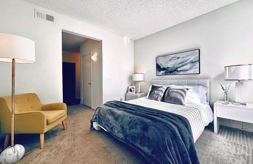 University City Apartamento | Modern 1BR in Heart of UTC - Close to Beaches, Shopping, Dining, UCSD