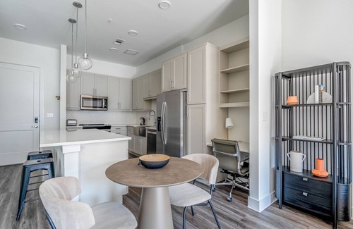 Highland Apartamento | Modern 1BR in the Highlands w/ Pool, W/D & Gym, walkable, by Blueground