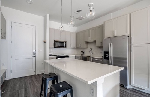 Highland Apartamento | Modern 1BR in the Highlands w/ Pool, W/D & Gym, walkable, by Blueground