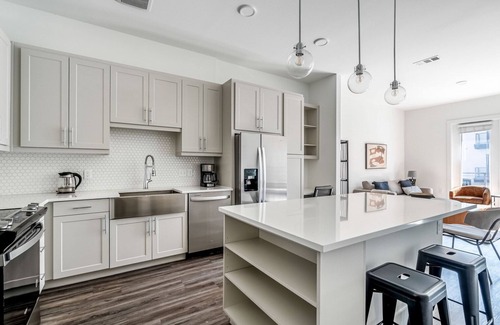 Highland Apartamento | Modern 1BR in the Highlands w/ Pool, W/D & Gym, walkable, by Blueground