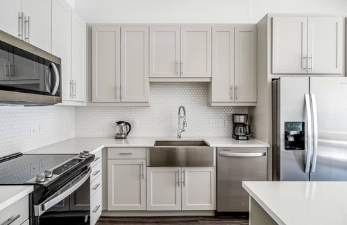 Highland Apartamento | Modern 1BR in the Highlands w/ Pool, W/D & Gym, walkable, by Blueground