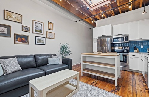 Crossroads Arts District Condominio | Modern 1BR Loft | Steps to T-Mobile + Power & Light | Free Parking