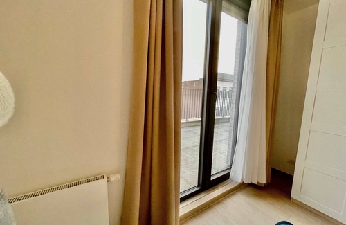 Klein-Antwerpen Apartamento | Modern 1BR Near Diamond District by Oneluxstay